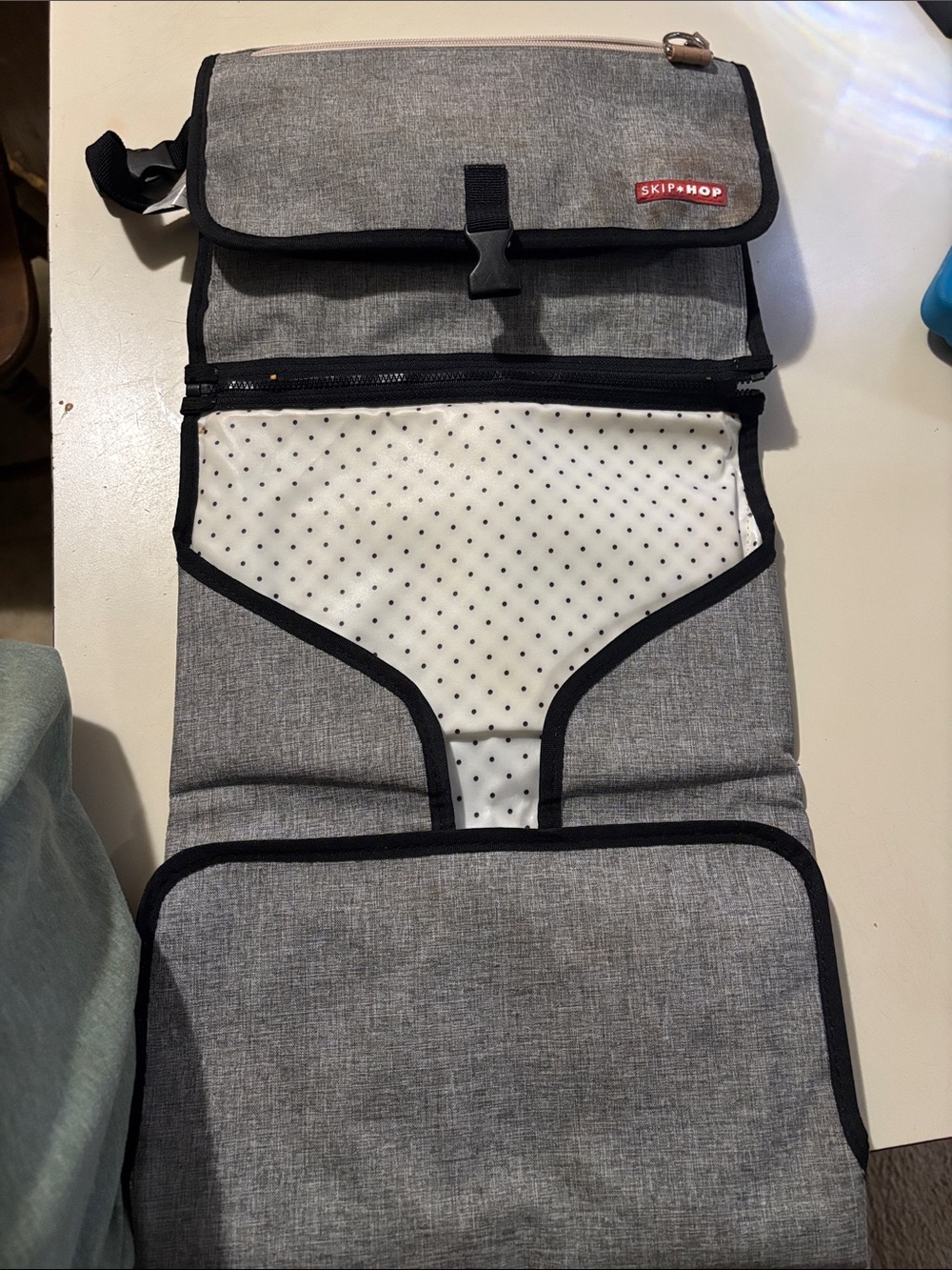 Portable changing mat with storage pockets